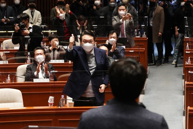 윤석열, 이준석 모는 차 타고 참사 현장 방문…박수·환호 논란도