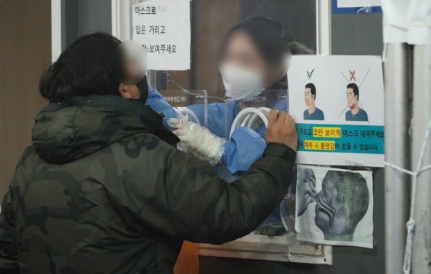 서울 중구 서울역광장에 마련된 선별진료소를 찾은 한 시민이 검체검사를 받고 있다. /사진=뉴스1