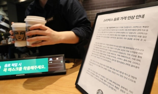 서울 시내 한 프랜차이즈 카페 매장에 음료 가격 인상 안내문이 놓여져 있다. /뉴스1