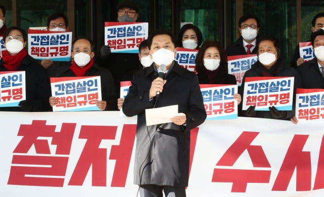 김기현 국민의힘 원내대표가 이재명 더불어민주당 대선 후보의 '변호사비 대납 의혹'을 최초로 제보했던 이 모 씨가 숨진 채 발견된 것과 관련해 12일 서울 서초구 대검찰청을 항의 방문하며 관련 수사를 촉구하고 있다. / 사진=뉴스1