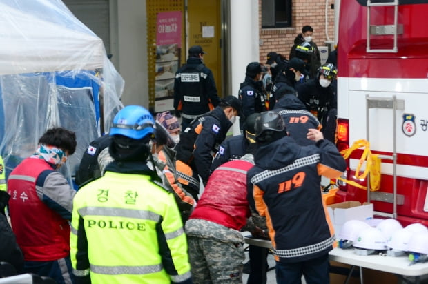 광주 화정 아이파크 붕괴 현장에서 소방당국 관계자들이 실종자 수색 재개를 준비하고 있다. 사진=뉴스1