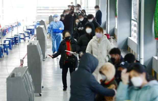 17일 오전 광주 북구보건소 선별진료소에서 시민들이 진단검사를 받기 위해 길게 줄지어 서 있다. /사진=뉴스1