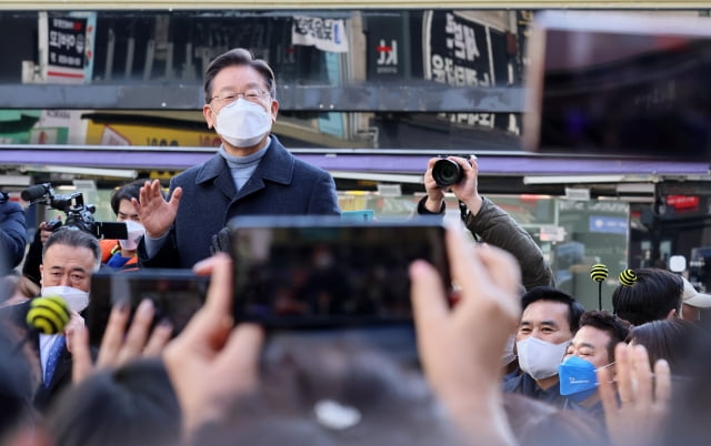 이재명 더불어민주당 대선 후보가 24일 오전 서울·경기 매타버스(매주 타는 민생 버스) '걸어서 민심 속으로'의 일환으로 경기 이천시 이천중앙로문화의거리를 찾아 즉석 거리연설을 하고 있다. / 사진=뉴스1