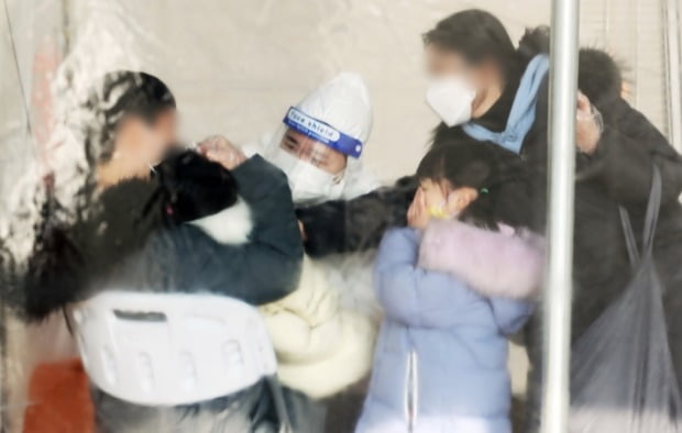  26일 오후 서울 마포구 월드컵공원 평화광장에 마련된 신종 코로나바이러스 감염증(코로나19) 임시선별진료소에서 어린이가 검사를 받고 있다. /사진=뉴스1