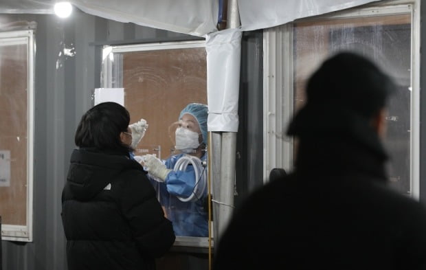 6일 오후 서울역광장에 마련된 신종 코로나바이러스 감염증(코로나19) 임시선별진료소에서 한 시민이 검사를 받고 있다. /사진=뉴스1