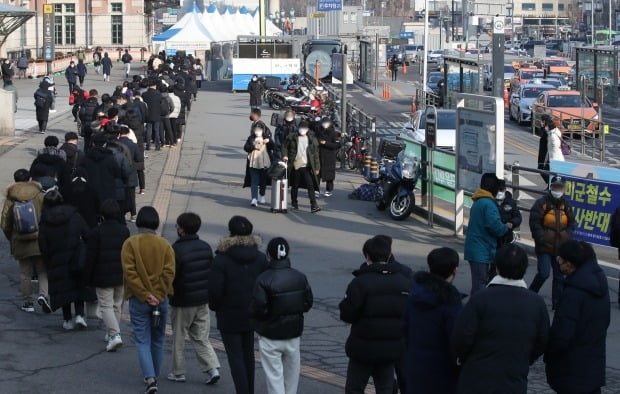 27일 오전 서울 중구 서울역광장에 마련된 신종 코로나바이러스 감염증(코로나19) 임시선별진료소에서 시민들이 검사를 기다리고 있다. /사진=뉴스1