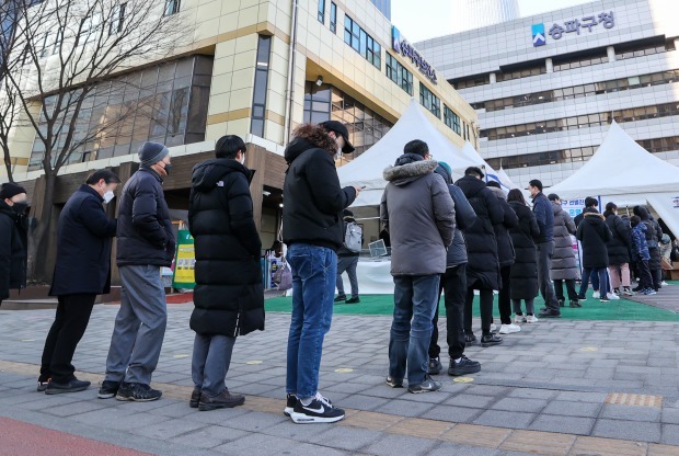 28일 오전 서울 송파구보건소에 마련된 신종 코로나바이러스 감염증(코로나19) 선별진료소에서 시민들이 검사를 받기 위해 줄 서 있다. /사진=뉴스1