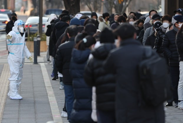 28일 오전 서울 송파구보건소에 마련된 신종 코로나바이러스 감염증(코로나19) 선별진료소에서 시민들이 검사를 받기 위해 줄 서 있다. /사진=뉴스1