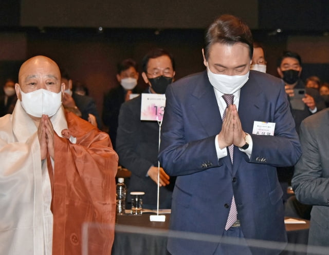 윤석열 국민의힘 대선후보가 지난 1월 17일 오후 서울 중구 신라호텔에서 열린 불교리더스포럼 제5기 출범식에 참석해 합장하고 있다. / 사진=연합뉴스