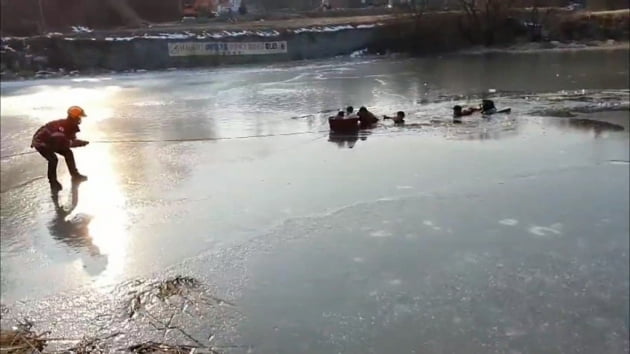 고무대야를 이용해 썰매를 타던 일가족 4명이 얼음이 깨지면서 연못에 빠졌다가 무사히 구조됐다. /사진=연합뉴스 