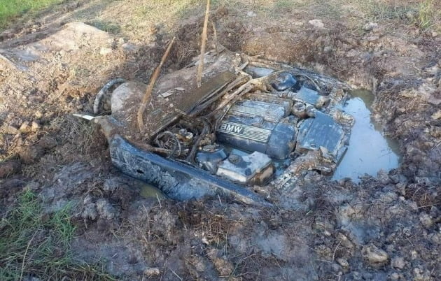 태국 한 야자나무 농장 땅 속에서 발견된 BMW. /사진=연합뉴스