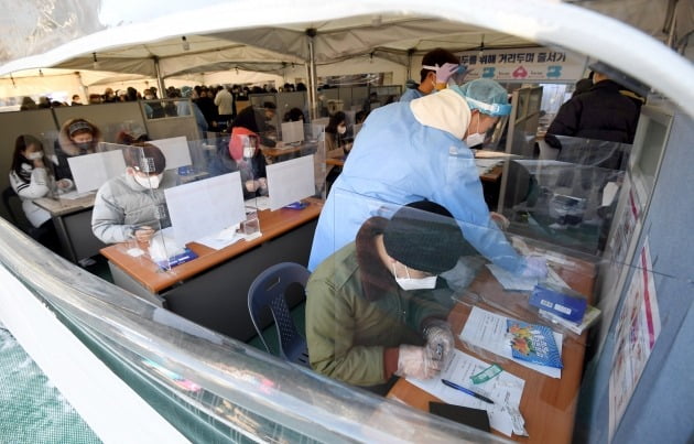 4일 오전 서울 송파구보건소 선별진료소를 찾은 시민들이 신속항원검사를 하고 있다. /사진=허문찬 기자
