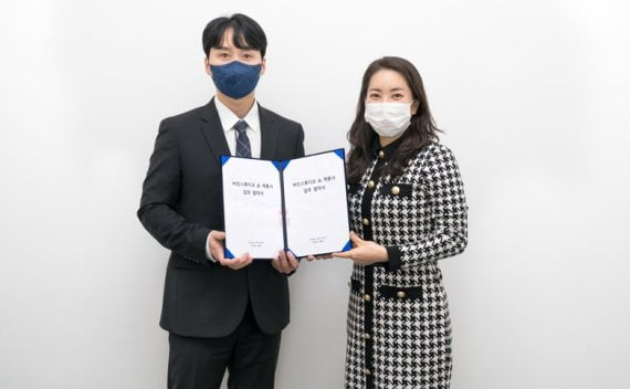 김용보 계몽사 이사(왼쪽)와 강지연 버킷스튜디오 대표가 업무협약식을 개최했다. /사진=버킷스튜디오