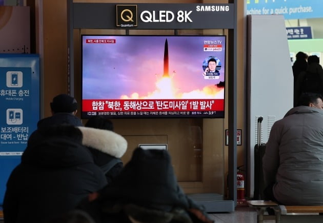 시민들이 지난달 30일 서울역에서 북한의 중거리탄도미사일(IRBM) 발사 관련 뉴스를 지켜보고 있다./ 연합뉴스