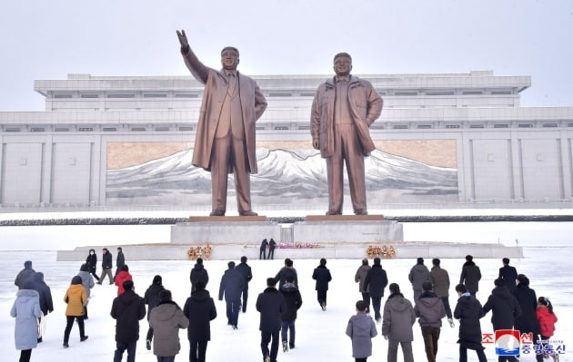 북한이 설을 맞이하여 근로자들과 군 장병들, 학생들이 김일성·김정일 동상에 꽃바구니와 꽃다발을 진정했다고 조선중앙통신이 2일 보도했다./ 연합뉴스