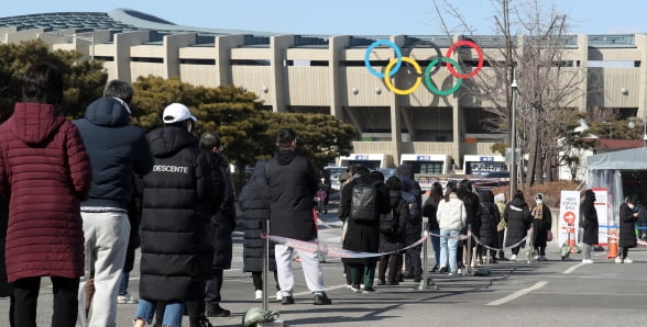 서울 송파구 잠실종합운동장에 마련된 신종 코로나바이러스 감염증(코로나19) 임시 선별진료소에서 시민들이 신속항원검사를 하기 위해 줄을 서서 기다리는 모습 [사진=뉴스1]