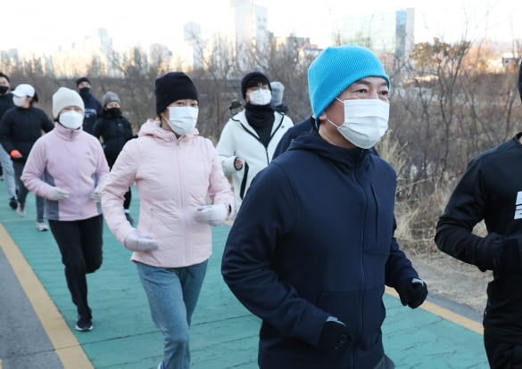 안철수 국민의당 대선 후보와 부인 김미경 서울대 교수, 딸 설희 씨가 5일 오전 서울 노원구 상계동 중랑천에서 '서울대 달리샤 러닝크루'와 함께 달리고 있다. 안 후보의 온 가족이 함께하는 마지막 선거운동 일정으로 딸 설희 씨는 이날 오후 미국으로 출국할 예정이다. 2022.2.5 [사진=연합뉴스]