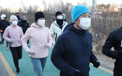 아내·딸과 중랑천 달린 안철수 "계속 뛰다보면 목적지 도달"