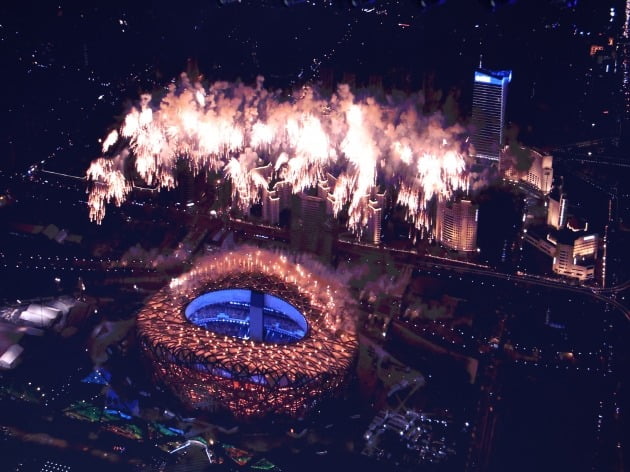 4일 중국 베이징 국립 경기장에서 열린 2022 베이징 동계올림픽 개막식에서 화려한 불꽃이 밤하늘을 수놓고 있다. 뉴스1