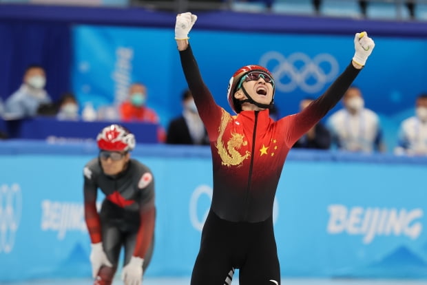 5일 중국 베이징 캐피털실내경기장에서 열린 2022 베이징동계올림픽 쇼트트랙 혼성 계주 결승에서 우승을 차지한 중국 쇼트트랙 대표팀 우다징이 기뻐하고 있다. 뉴스1