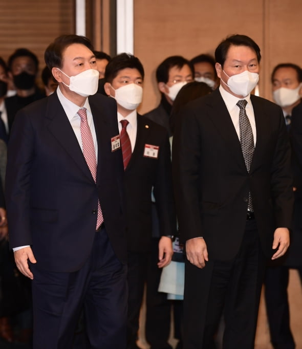 윤석열 국민의힘 대선 후보(왼쪽)와 최태원 대한상의 회장이 7일 오후 서울 중구 대한상공회의소 국제회의장에서 열린 대선후보 초청 특별강연에 참석하고 있다. 2022.2.7/뉴스1