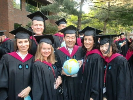 하버드대 케네디스쿨을 졸업하던 2011년 5월 김 대표(맨 오른쪽)와 동기들의 모습. /김도연 대표 제공