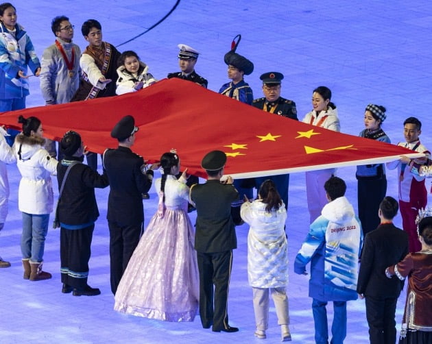 지난 4일 오후 중국 베이징 국립경기장에서 열린 2022 베이징 동계올림픽 개회식에서 치마 저고리와 댕기 머리 등 한복 차림을 한 여성이 다른 중국 소수민족 대표들과 함께 오성홍기를 들고 있다./ 연합뉴스