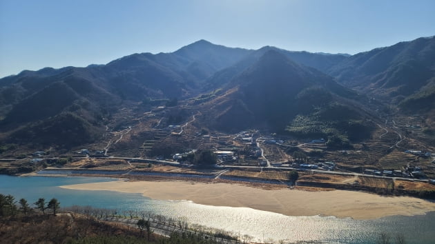 지리산 풍경에 취하고…편백 욕조에 힐링까지[박동휘의 가볼만한가(家)]