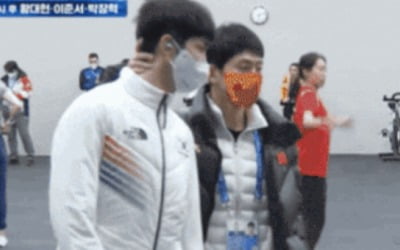 '中 코치' 안현수, 한국 선수 머리 쓰담쓰담…갑론을박
