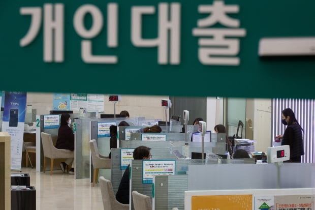 서울 중구 명동 하나카지노 꽁 머니 영업부를 찾은 고객들이 상담을 받고 있는 모습. 사진=뉴스1