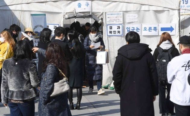 10일 시민들이 서울 강남구 삼성역임시선별검사소에서 신속항원검사 결과를 기다리고 있다. /사진=신경훈 기자 