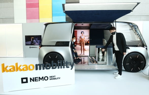 10일 서울 강남구 코엑스에서 열린 테크 콘퍼런스 '넥스트 모빌리티 : 네모 2022'(NEXT MOBILITY : NEMO 2022) 에서 직원들이 미래 자율주행차 컨셉모델 'LG 옴니팟'을 선보이고 있다. [사진=연합뉴스]