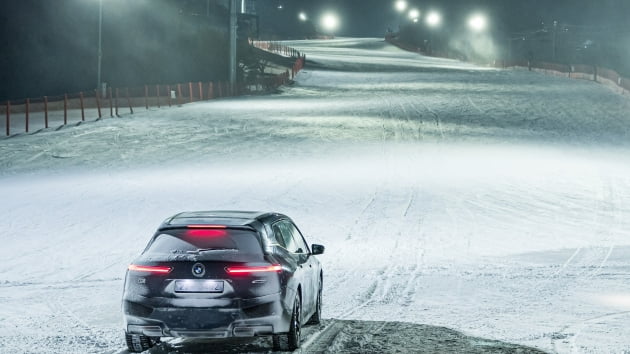 스키 슬로프 '등반'한 BMW 전기차…"눈길 급경사도 문제없다" [영상]