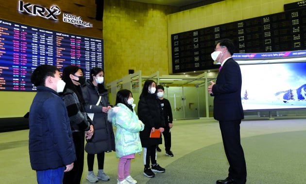 손병두 한국거래소 이사장이 18일 서울 여의도 한국거래소 홍보관에서 한국경제신문 ‘쥬니어 생글생글’ 어린이 기자단에게 설명하고 있다./김범준기자