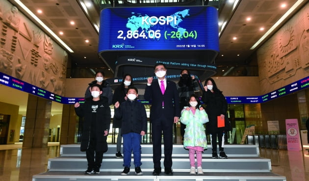 한국경제신문 ‘쥬니어 생글생글’ 어린이 기자단과 손병두 한국거래소 이사장이 18일 서울 여의도 한국거래소 로비에서 기념촬영 하고 있다./김범준기자