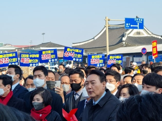 윤석열 국민의힘 대선후보가 12일 전라북도 전주시 우이동 전주역 앞에서 기자회견을 하고 있다. 김인엽기자