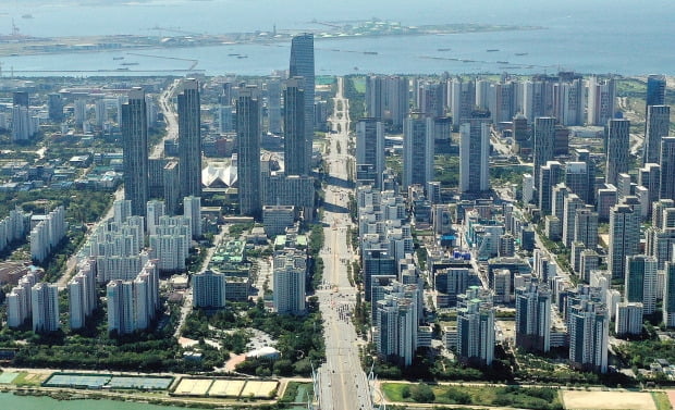 인천시 연수구 동춘동 청량산에서 바라본 동춘동과 송도국제도시 모습. 사진=연합뉴스