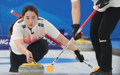 한국 컬링 '팀 킴', 한일전서 10-5 대승…4강 불씨 살려