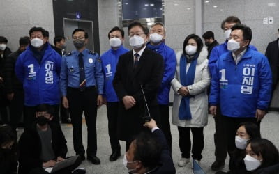 선거 첫날 0시 부산 찾은 李 "모두 잘사는 나라 만들 것"