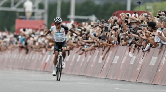 지난해 열린 도쿄올림픽 야외 도로경주부문에서 리차드 카라파즈 선수가 선두를 달리고 있는 모습. 이 선수 역시 시마노 부품을 단 자전거로 금메달을 땄다.