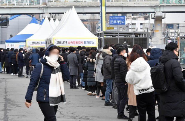  15일 오전 서울 중구 서울역광장에 마련된 선별진료소를 찾은 시민들이 검사를 받기 위해 줄을 서 있다. /사진=김병언 기자 