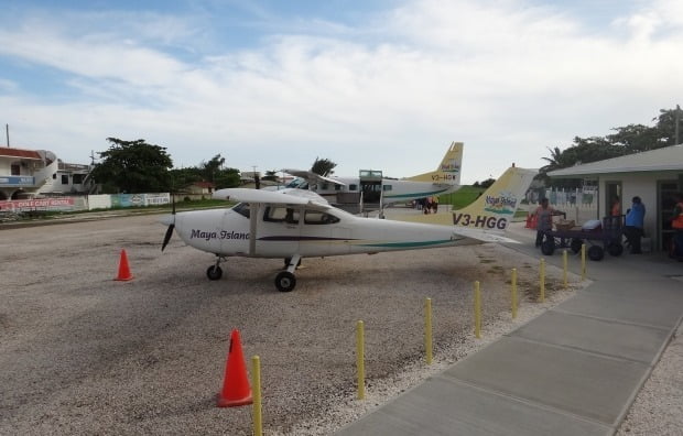 벨리즈시티 Maya Island 항공사가 운항하는 소형 항공기. 기장과 부기장을 제외하고 9명이 탑승합니다. /사진=최원철