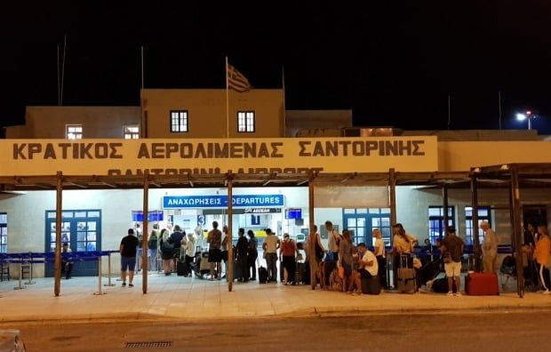 그리스 산토리니섬 국제공항 밖에 탑승권 발급을 기다리는 관광객들이 줄을 선 모습. 사진=최원철