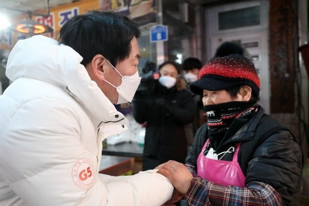 안철수 국민의당 대선후보가 제20대 대통령 선거 공식 선거운동이 시작된 15일 오후 경북 안동시 중앙신시장을 찾아 상인들과 인사하고 있다. 뉴스1