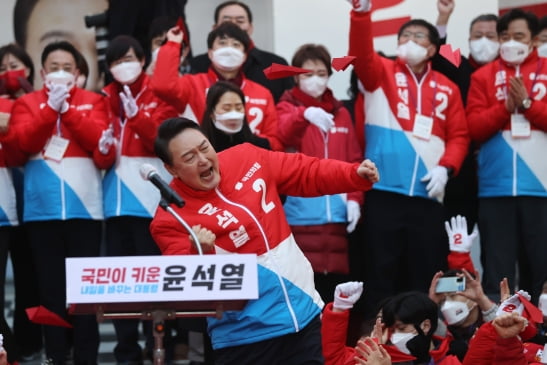 국민의힘 윤석열 대선 후보가 15일 오후 부산 서면에서 유세를 마치며 어퍼컷 세리머니를 하고 있다.  연합뉴스