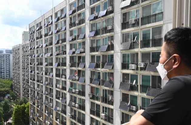 작년 8월 서울의 한 아파트 단지에 설치돼 있는 태양광 패널 모습.  /김범준 기자