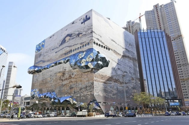 갤러리아 광교점은 건물 외관을 하나의 예술 작품으로 만들어 이목을 집중시키고 있다.