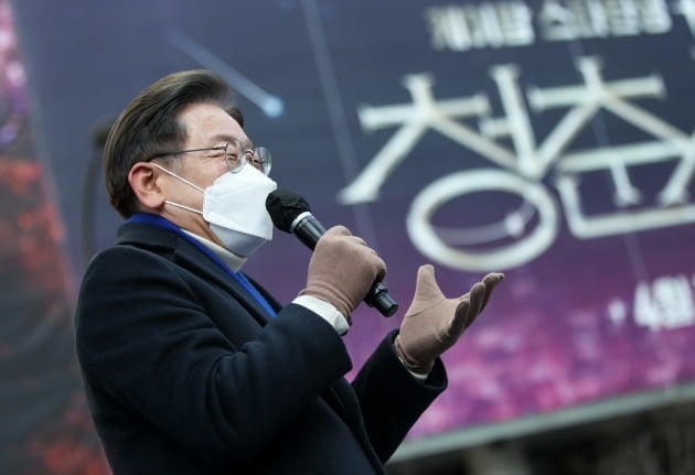 이재명 더불어민주당 대선 후보가 17일 오후 서울 청계광장에서 열린 '다시 광화문에서' 거리유세에서 지지를 호소하고 있다. 뉴스1
