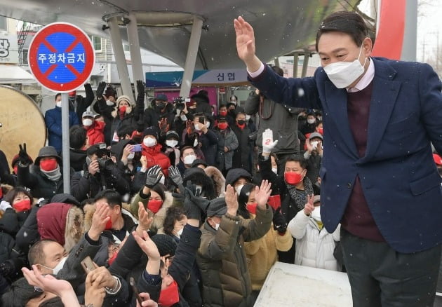윤석열 국민의힘 대선 후보가 16일 오전 광주 송정매일시장에서 열린 유세에서 지지를 호소하고 있다. 뉴스1