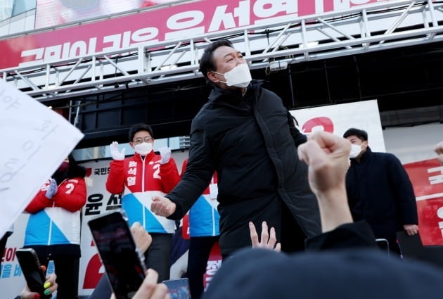 국민의힘 윤석열 대선 후보가 17일 유세에서 환호하는 지지자들을 향해 '어퍼컷 세리머니'를 하고 있다. 연합뉴스